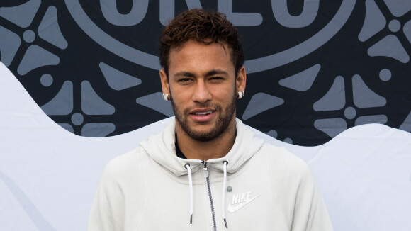 Modelo brasileira ganha abraço de Neymar em foto e fãs shippam: 'Combinam'