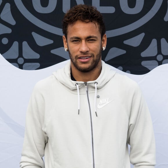 Neymar posa com modelo brasileira e fãs shippam