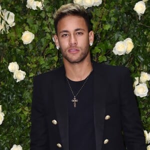 Neymar posou abraçado com a modelo Mari Tavares