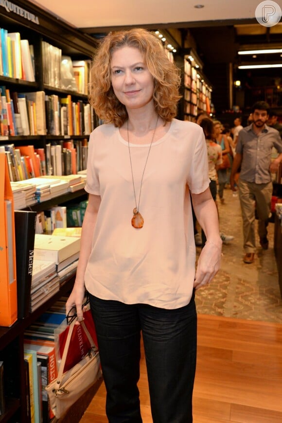 Com um look bege, Patrícia Pillar esbanjou elegância durante lançamento de livro no Rio de Janeiro