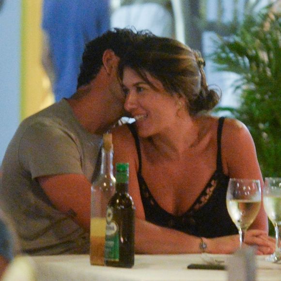 Alexandre Pato e Rebeca Abravanel jantaram em clima de romance em um restaurante de Trancoso, na Bahia