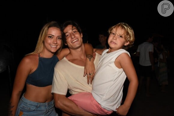 Carol Dantas curtiu o domingo, 30 de dezembro de 2018, na praia com o filho, Davi Lucca, e o namorado, Vinícius Martinez