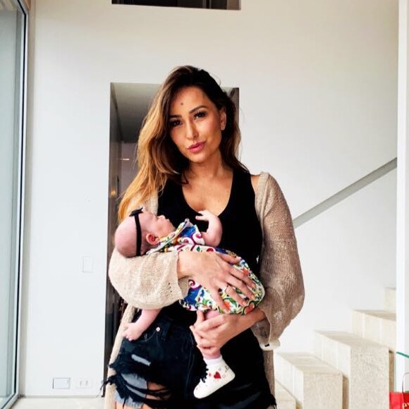 Sabrina Sato já furou as orelhas da filha, Zoe, em técnica humanizada