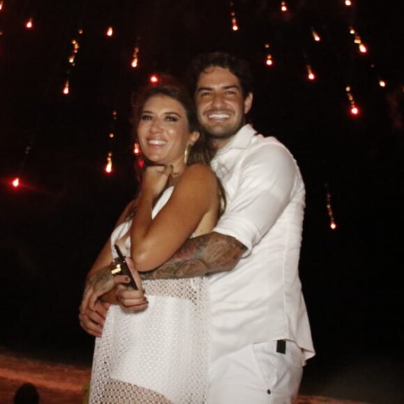 Ano-Novo com amor! Pato e Rebeca Abravanel posam abraçados na virada em Trancoso na madrugada desta terça-feira, dia 01 de janeiro de 2018