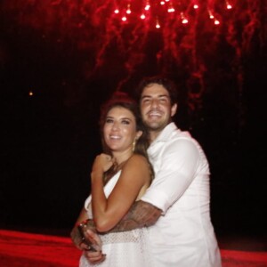Alexandre Pato e Rebeca Abravanel assistiram a queima de fogos abraçados