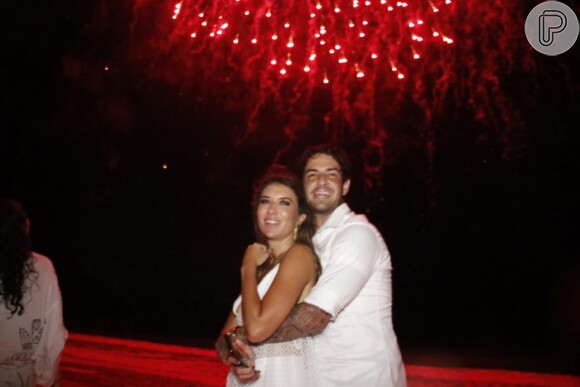 Alexandre Pato e Rebeca Abravanel assistiram a queima de fogos abraçados