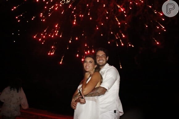 Alexandre Pato e a namorada, Rebeca Abravanel, se divertiram na festa de Ano-Novo da pousada em que estavam hospedados