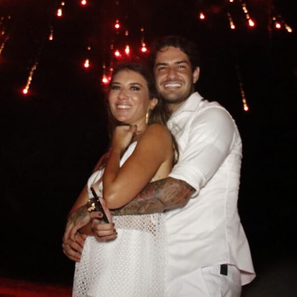 Alexandre Pato e a namorada, Rebeca Abravanel, se divertiram na festa de Ano-Novo da pousada em que estavam hospedados