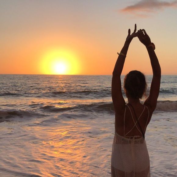 Alexandre Pato fotografa Rebeca Abravanel e nascer do sol em Trancoso