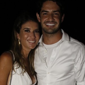 Alexandre Pato e Rebeca Abravanel viram o nascer do sol na praia