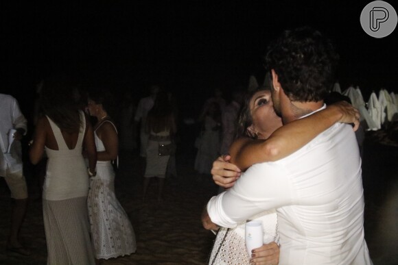 Alexandre Pato e Rebeca Abravanel se beijam durante o Réveillon em Trancoso