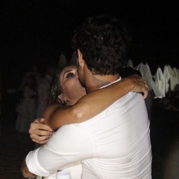 Alexandre Pato e Rebeca Abravanel se beijam durante o Réveillon em Trancoso