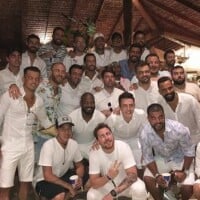 Neymar ironiza críticas e aparece em foto cercado de 26 homens. Entenda!