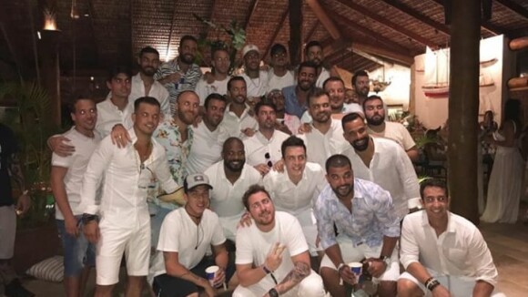 Neymar ironiza críticas e aparece em foto cercado de 26 homens. Entenda!