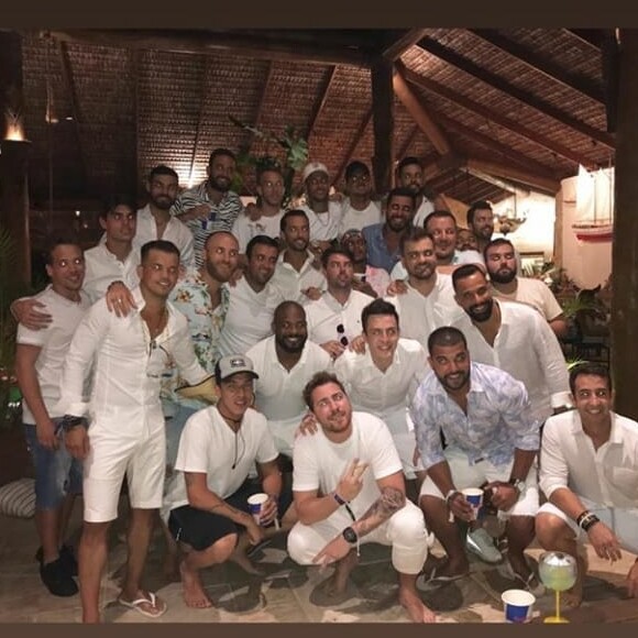 Neymar, Gabriel Medina e Arthur Mel refizeram foto de réveillon após críticas: 'Nós três mais 24 homens'