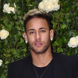 Neymar foi criticado após aparecer com Gabriel Medina e Arthur Melo ao lado de 26 mulheres