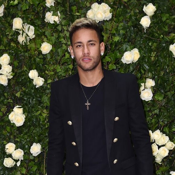 Neymar foi criticado após aparecer com Gabriel Medina e Arthur Melo ao lado de 26 mulheres