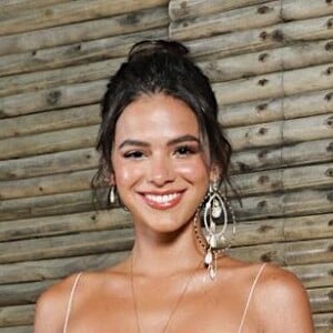 Bruna Marquezine e Gian Luca Ewbank foram clicados usando a mesma fitinha no tornozelo