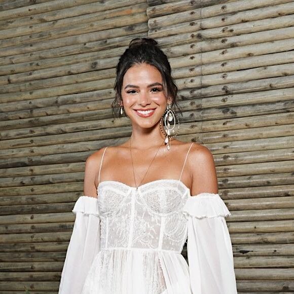 Bruna Marquezine e Gian Luca Ewbank foram clicados usando a mesma fitinha no tornozelo
