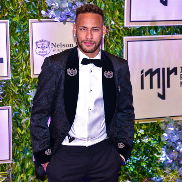 Neymar chamou atenção ao compartilhar uma foto cercado de 26 mulheres