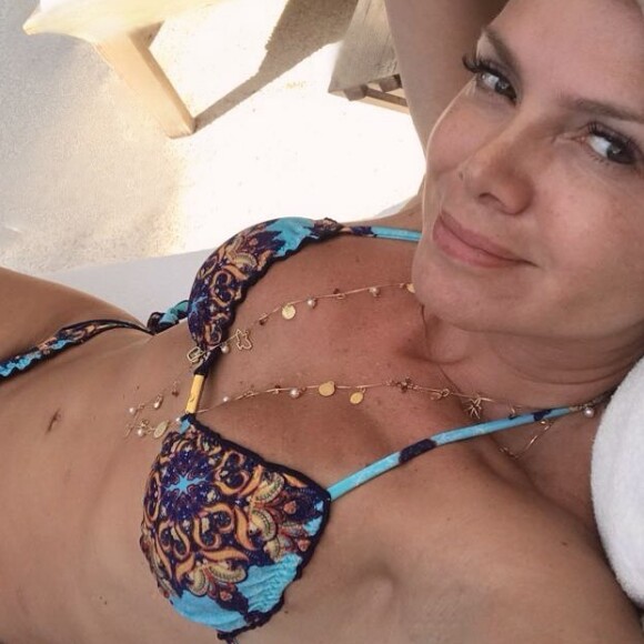Aos 45 anos, Eliana impressionou os seguidores com foto de biquíni nesta quinta-feira, 3 de janeiro de 2019