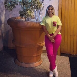 Marília Mendonça já havia aparecido com looks neon e admitiu ser apaixonada pela trend: 'Queria que tivesse um coração neon'