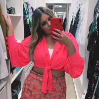 Rosa neon! Marília Mendonça usa look fluo com barriga de fora: 'Vim colorir'
