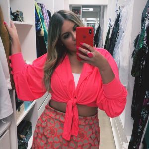 Marília Mendonça deixa barriga de fora com look rosa neon nesta sexta-feira, dia 04 de janeiro de 2019