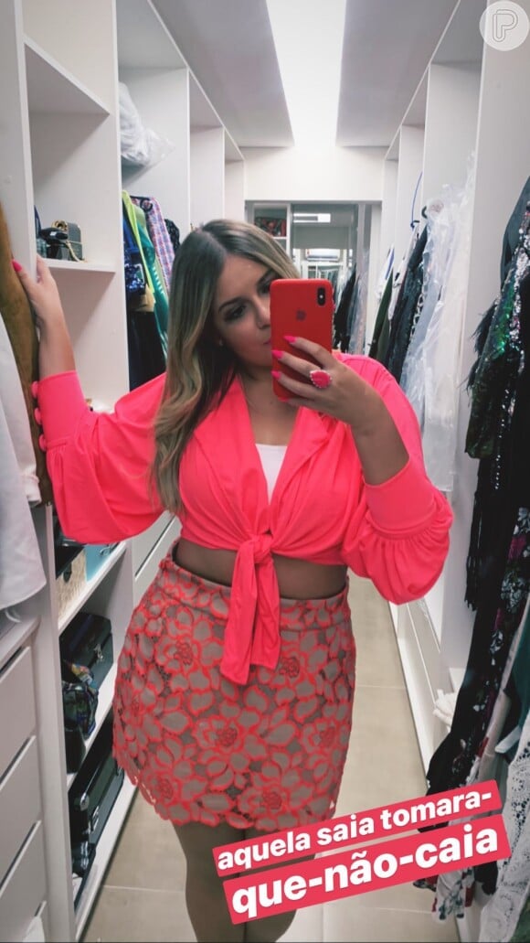 Marília Mendonça deixa barriga de fora com look rosa neon nesta sexta-feira, dia 04 de janeiro de 2019