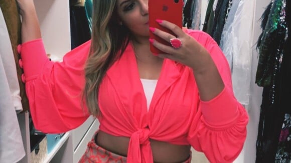 Rosa neon! Marília Mendonça usa look fluo com barriga de fora: 'Vim colorir'