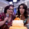 Fátima Bernardes apaga velinhas de bolo de aniversário ao lado de Dona Dea, mãe de Paulo Gustavo, no 'Encontro', em 17 de setembro de 2014