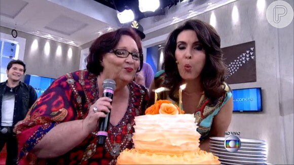 Fátima Bernardes apaga velinhas de bolo de aniversário ao lado de Dona Dea, mãe de Paulo Gustavo, no 'Encontro', em 17 de setembro de 2014