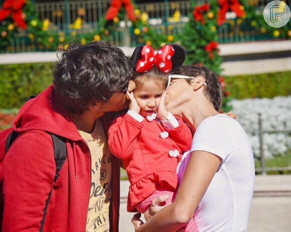 Deborah Secco e Maria Flor viajaram para a Disney com Hugo Moura