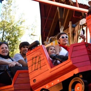 Deborah Secco esteve na Disney com a filha, Maria Flor