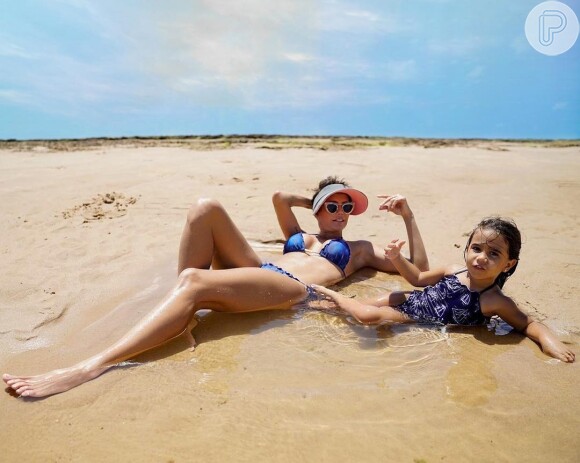 Deborah Secco e Maria Flor curtem praia da Bahia em viagem de férias