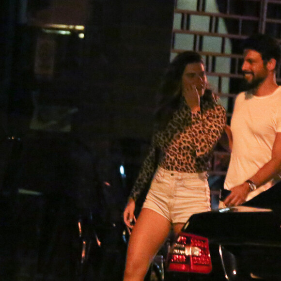 Cauã Reymond e a namorada, Mariana Goldfarb, são fotografados sorridentes