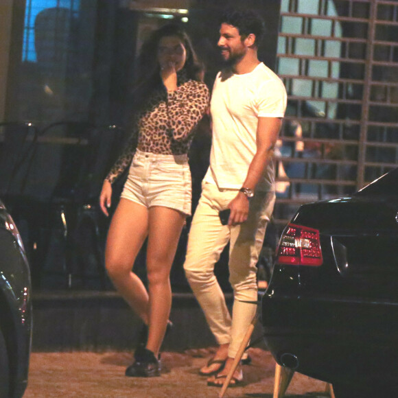 Cauã Reymond apostou em estilo básico para passeio: camisa branca, calça caqui e Havaianas