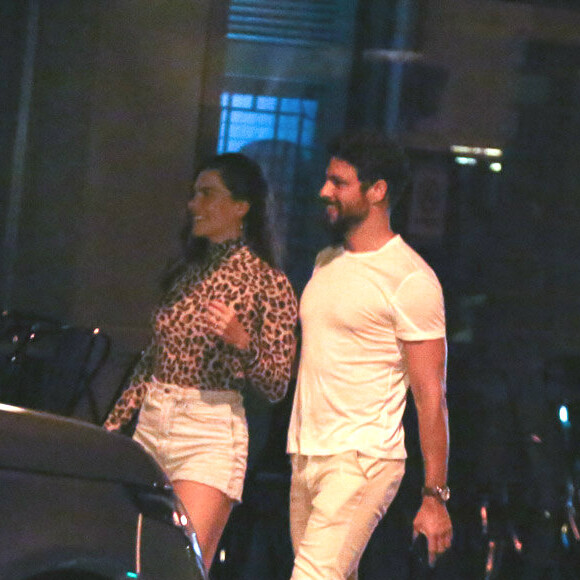 Cauã Reymond e a namorada, Mariana Goldfarb, são fotografados após jantar pela zona sul do Rio de Janeiro