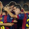 O zagueiro Gerard Piqué recebe o abraço dos amigos do Barcelona após marcar um gol contra o Apoel