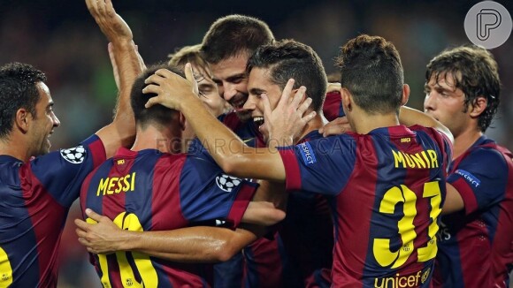 O zagueiro Gerard Piqué recebe o abraço dos amigos do Barcelona após marcar um gol contra o Apoel
