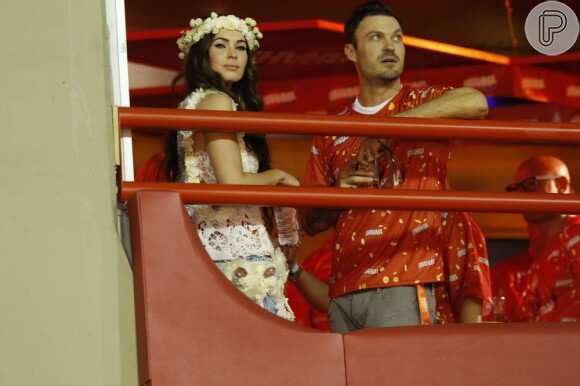 Ao lado do marido, o ator Brian Austin Green, Megan Fox assistiu ao desfile do Grupo Especial na Sapucaí no domingo, 10 de fevereiro de 2013