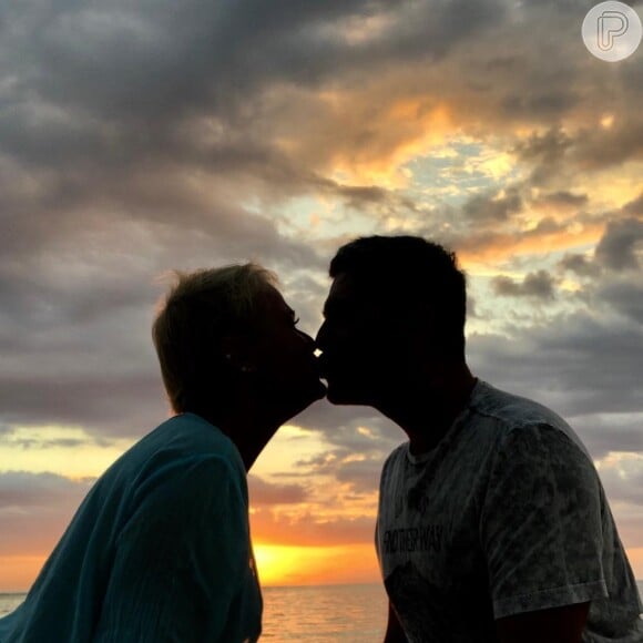 Xuxa Meneghel e Junno Andrade tem compartilhado cliques românticos durante as férias
