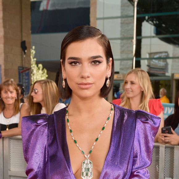 Dua Lipa aposta no microbob, o cabelo curto que tem as pontas desconectadas
