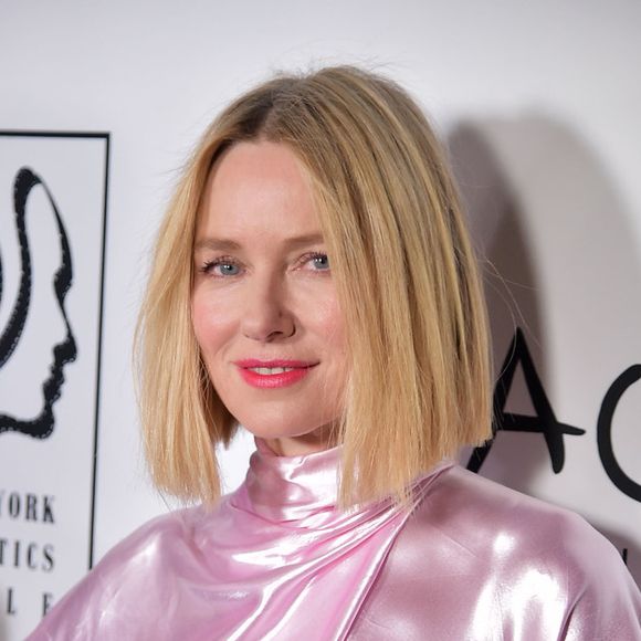 Naomi Watts aposta no blunt cut, que é o corte curto e reto nas pontas