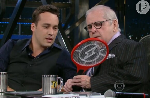 Rodrigo Andrade presenteou Jô Soares com uma raquete de matar mosquitos e o apresentador ficou encantado com mimo