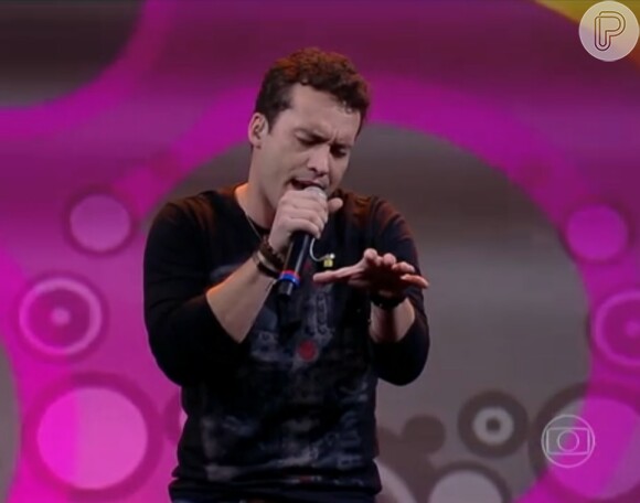 No final da entrevista, Rodrigo Andrade cantou uma das músicas de '30 anos', seu segundo CD