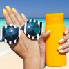O protetor solar, que pode ser com cor ou sem cor, é um dos produtos fundamentais na bolsa de praia