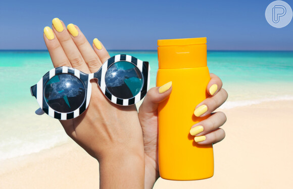 O protetor solar, que pode ser com cor ou sem cor, é um dos produtos fundamentais na bolsa de praia