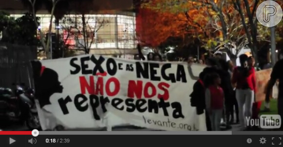 Manifestantes são contra a exibição da série 'Sexo e as negas'