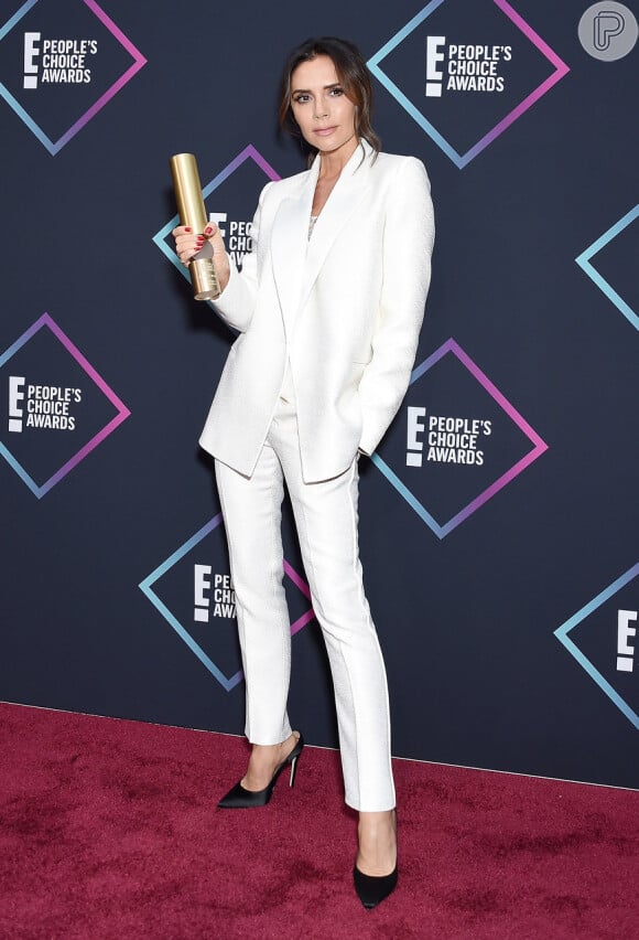 Victoria Beckham escolheu um look com pegada boyfriend de alfaiataria para o People's Choice Awards 2018